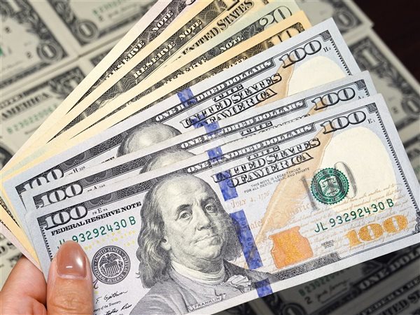 الدولار ينهي سلسلة مكاسب استمرت 6 أيام مع ترقب لقرار الاحتياطي الفيدرالي الأمريكي