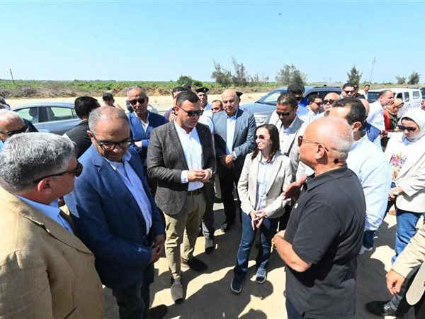 وزير الإسكان ومحافظ البحيرة يتفقدان مشروع ازدواج خط مياه وادي النطرون