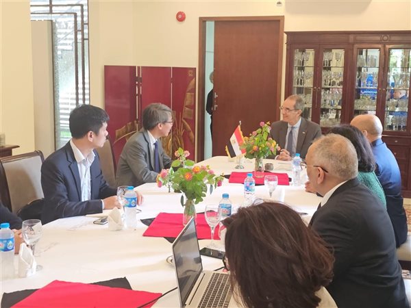 وزير الاتصالات يبحث مع شركات عالمية الاستثمار في والتحول الرقمي وتصنيع الإلكترونيات