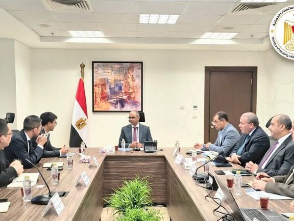 نائب وزير الإسكان يبحث أوجه التعاون مع شركة صينية بمجال تحلية المياه