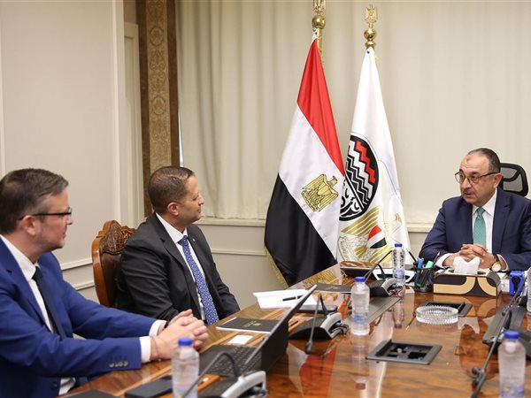 وزير قطاع الأعمال العام يبحث مع 