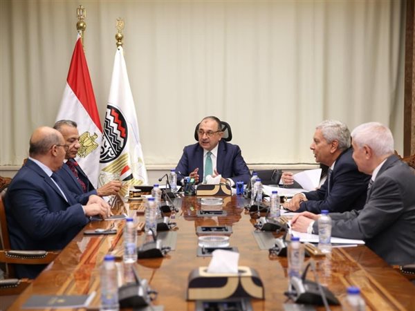 وزير قطاع الأعمال يناقش مع نقيب الأسنان تأمين السوق من مستلزمات طبية محلية