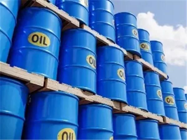 النفط يرتفع بعد أنباء عن خطط لضربات أميركية في فنزويلا