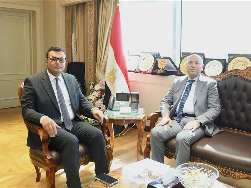 وزير الإسكان مع محافظ