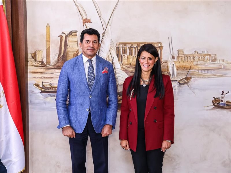 وزيرة التخطيط مع