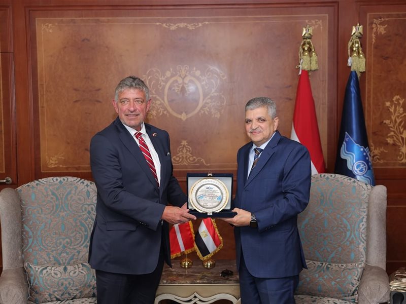 أسامة ربيع مع السفير