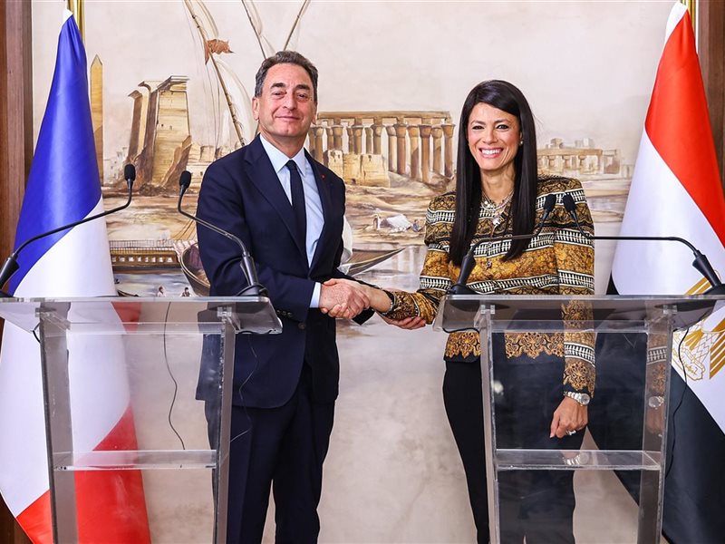 وزيرة التخطيط مع