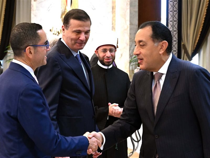 رئيس الوزراء مع وزير