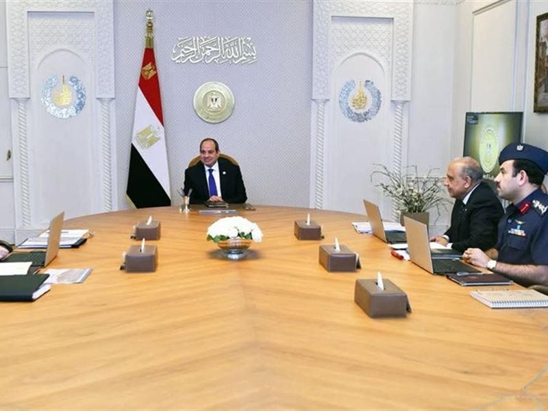 الرئيس يجتمع مع وزير