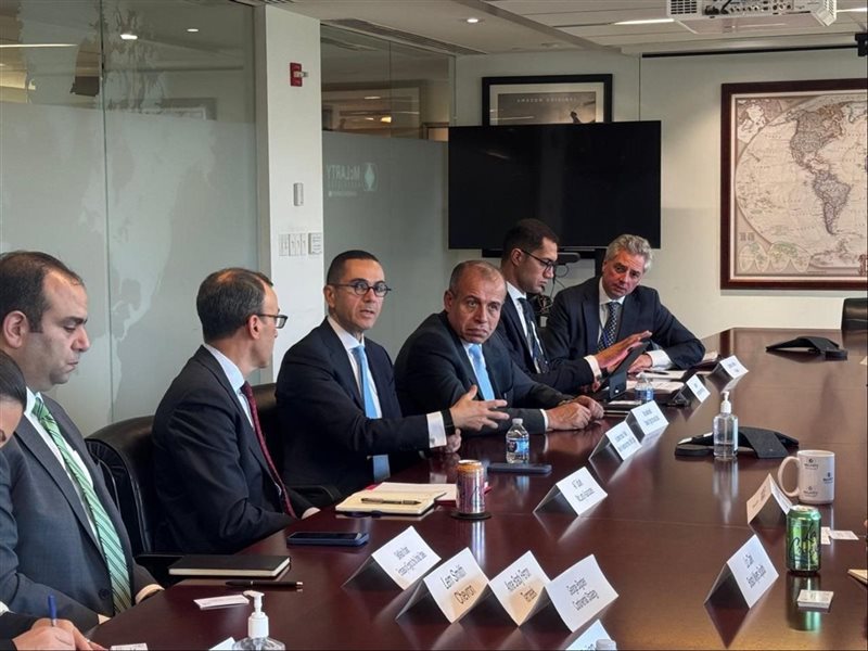 وزير الاستثمار يعقد