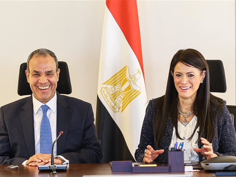 وزيرة التخطيط مع