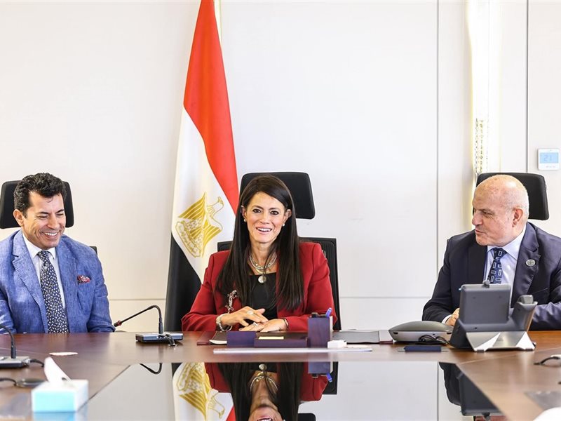 وزيرة التخطيط مع