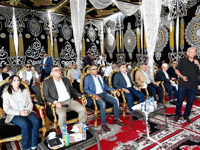 وزير الإسكان مع محافظ