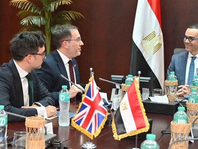 وزير الاستثمار مع