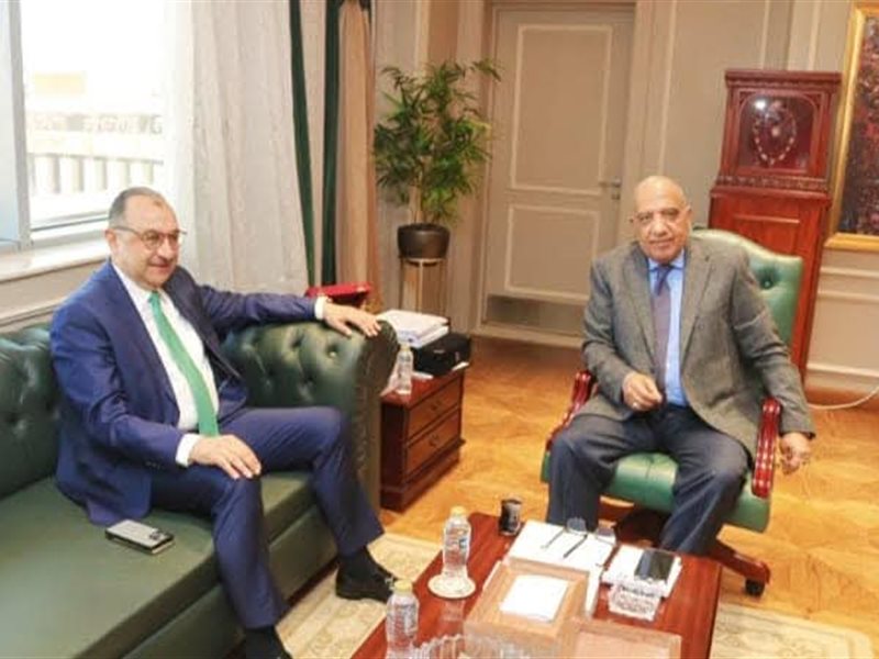 وزير الكهرباء مع