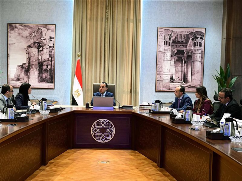 رئيس الوزراء يستعرض