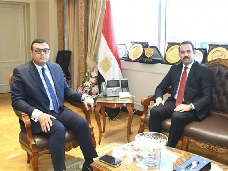 وزير الإسكان مع رئيس