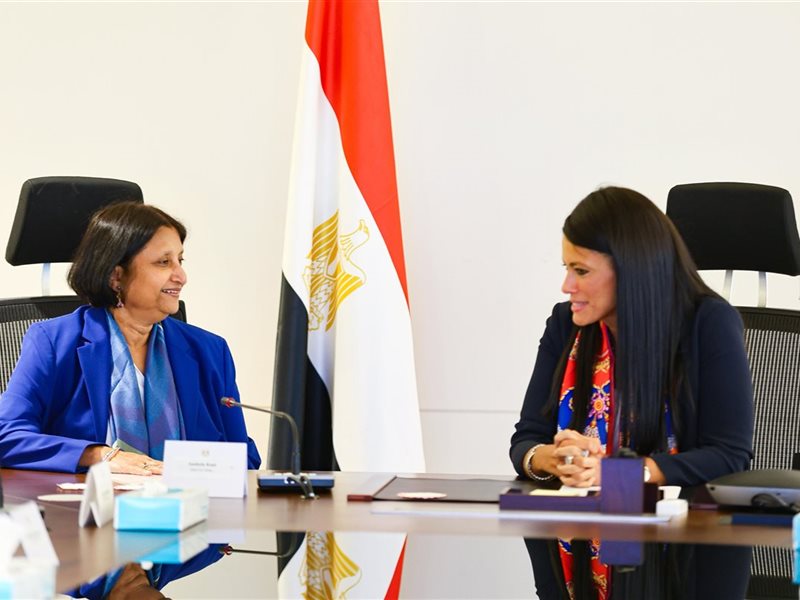 وزيرة التخطيط مع