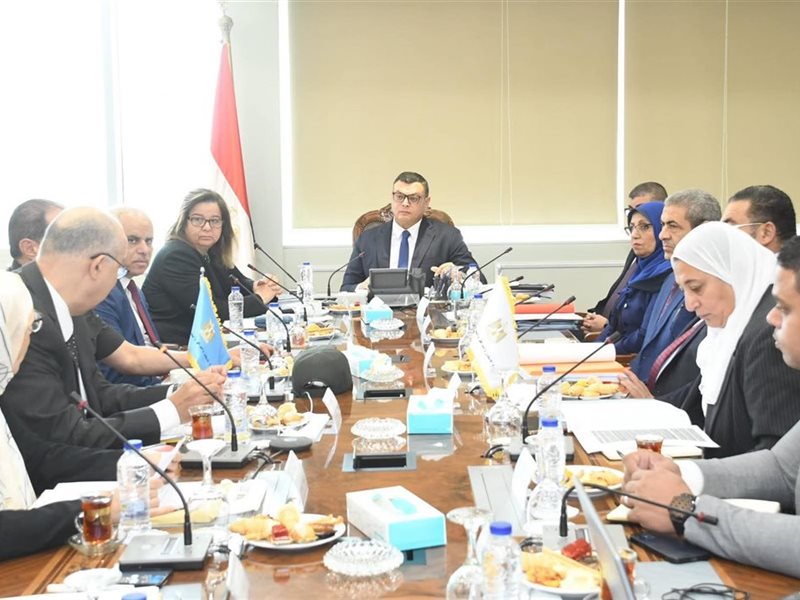 وزير الإسكان يجتمع