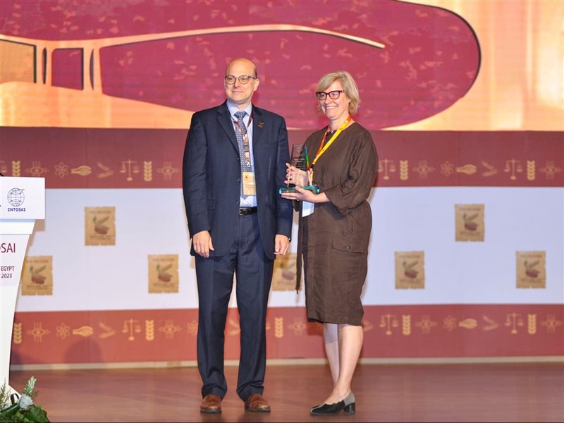 خلال توزيع جوائز