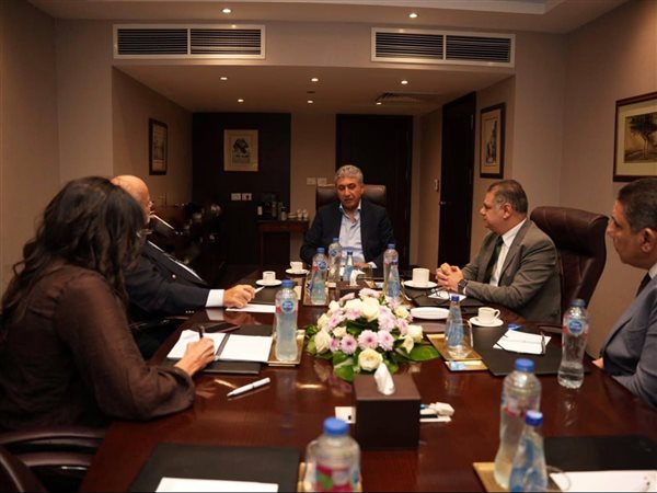 وزير السياحة يبحث مع رئيس المجلس العالمي للسفر والسياحة تعزيز التعاون ودعم الاستثمارات السياحية في مصر