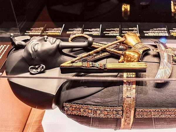 السر الذي حير العلماء.. كنوز توت الكاملة تعرض الآن في المتحف المصري الكبير