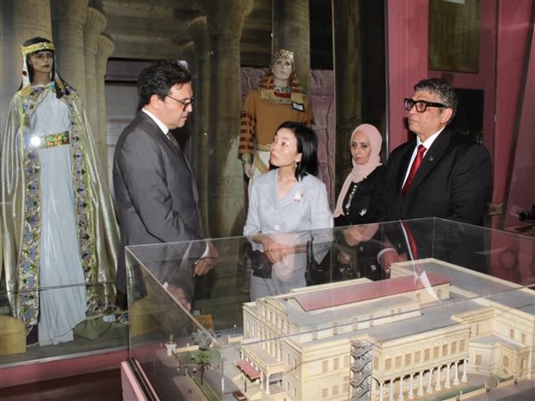 وزير الثقافة يستقبل ممثلة إمبراطور اليابان بحفل افتتاح المتحف المصري بدار الأوبرا