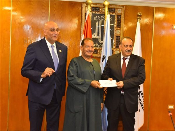 محافظ أسيوط وجهاز تنمية المشروعات يسلمان تمويلات 13.5 مليون جنيه لدعم الجمعيات ورواد الأعمال