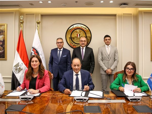 وزير قطاع الأعمال يشهد توقيع تمويل مصنع الأقراص والحبيبات الكيميائية بمصر 