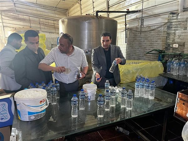 حماية المستهلك: ضبط محطة غير مرخصة لتعبئة المياه المعدنية بالقليوبية والتحفظ على 80 ألف عبوة مغشوشة