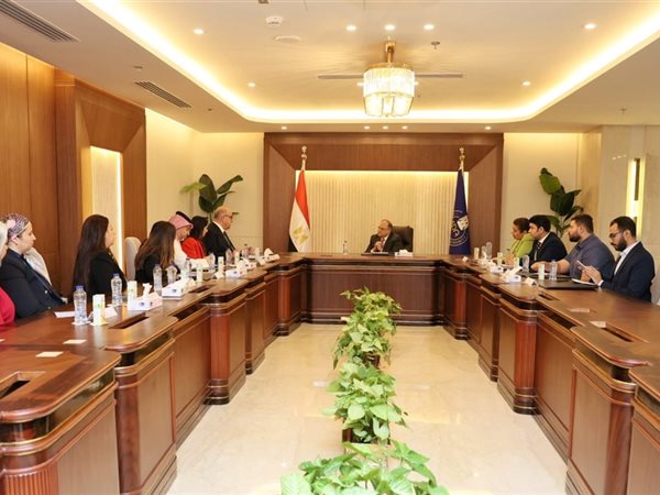 رئيس هيئة الدواء يبحث مع 