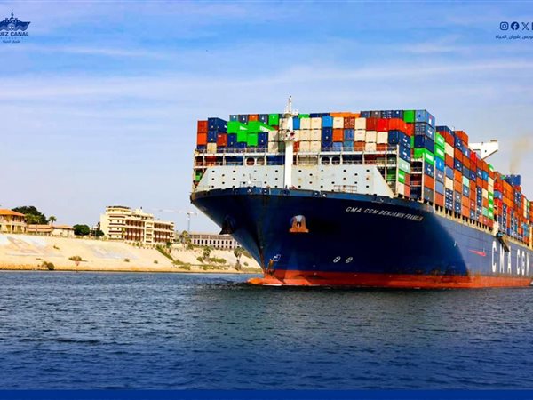 قناة السويس تستقبل أكبر سفينة حاويات منذ عامين.. مؤشرات على عودة الملاحة العملاقة  