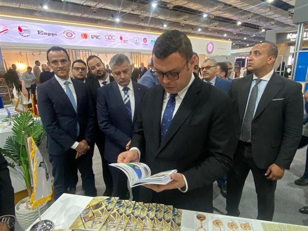 وزير الإسكان يتفقد جناح الوزارة بالمعرض الدولي للنقل الذكي واللوجستيات والصناعة 