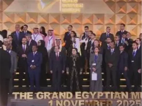 الرئيس السيسى يتوسط صورة تذكارية مع القادة المشاركين فى حفل افتتاح المتحف المصري الكبير