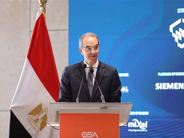 وزير الاتصالات: تنفيذ 20 محطة محمول أعلى هضبة الأهرام لخدمة المصريين والأجانب بمنطقة الهرم