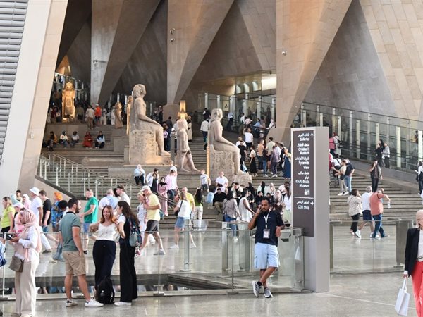 إقبال قياسي على المتحف المصري الكبير بـ19 ألف زائر يوميًا منذ افتتاحه للجمهور