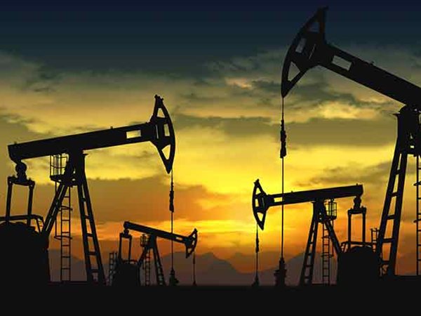 أسعار النفط ترتفع مع تحركات لإنهاء إغلاق الحكومة الأمريكية ومخاوف فائض المعروض