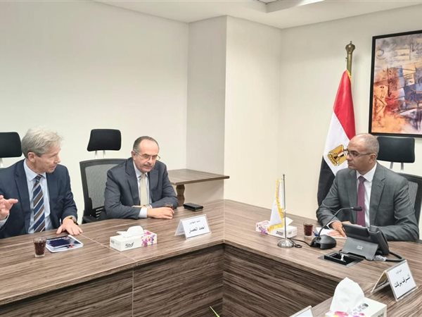 «الإسكان» تبحث مع «المقاولون العرب» وشركة عالمية الاستثمار في تحلية مياه البحر