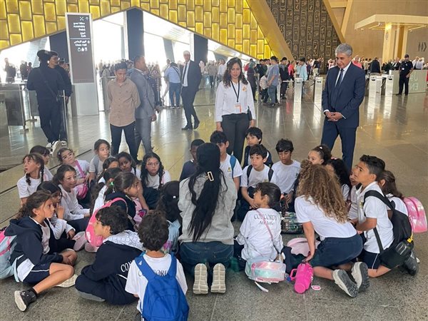 وزير السياحة يتفقد حركة الزوار بالمتحف المصري الكبير ويشيد بتنظيم الرحلات المدرسية
