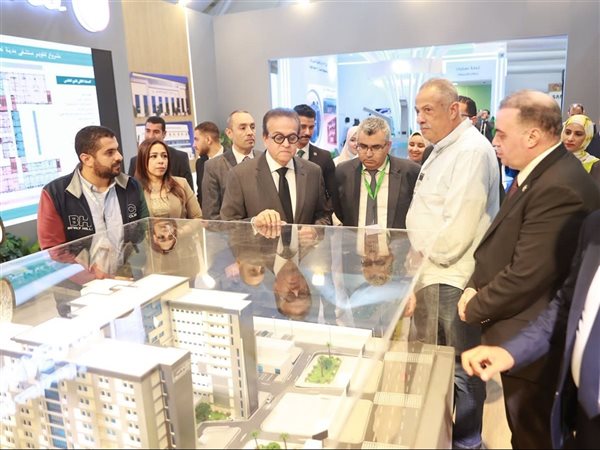 وزير الصحة يستعرض أحدث تقنيات التحول الرقمي خلال جولته في «سمارت هيلث جيت»