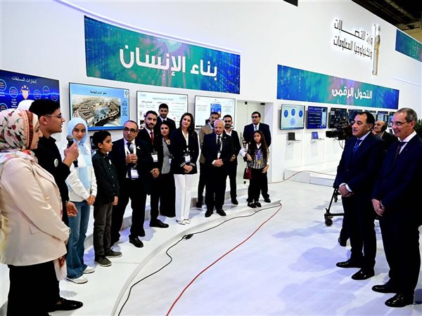 رئيس الوزراء يلتقي خريجي مبادرات الاتصالات والشركات الناشئة ويستمع لنجاحاتهم في Cairo ICT
