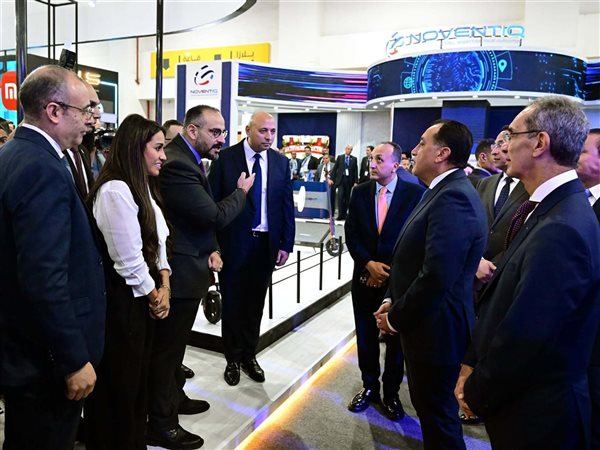 رئيس الوزراء يطلع على تطبيقات وخدمات حديثة لتحسين تجربة المواطنين الرقمية