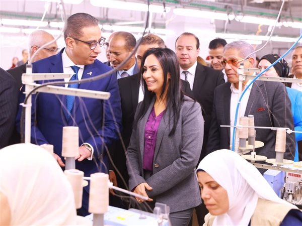 وزيرة التضامن ومحافظ الفيوم يتابعان المشروعات الإنتاجية لمصنع الغزل والنسيج بقرية العزب