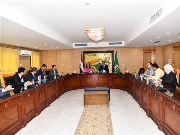 محافظ الفيوم ونائب وزير الاتصالات يناقشان خطط التعاون المشترك في تنفيذ  التطوير المؤسسي الرقمي للمحافظة