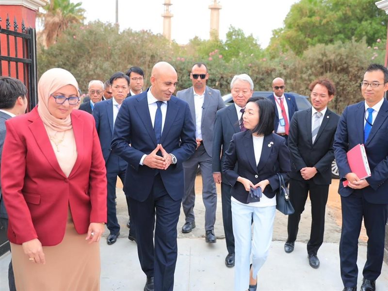  وزير التعليم يصطحب