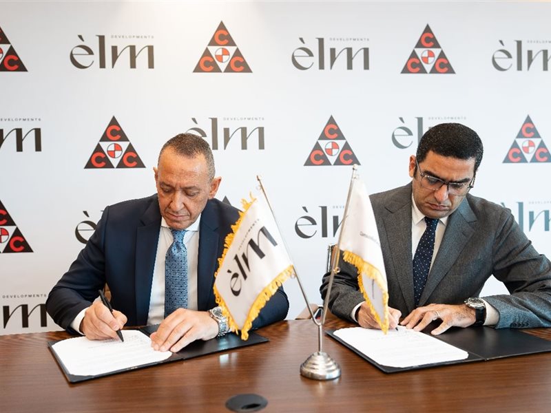 جانب من التوقيع 