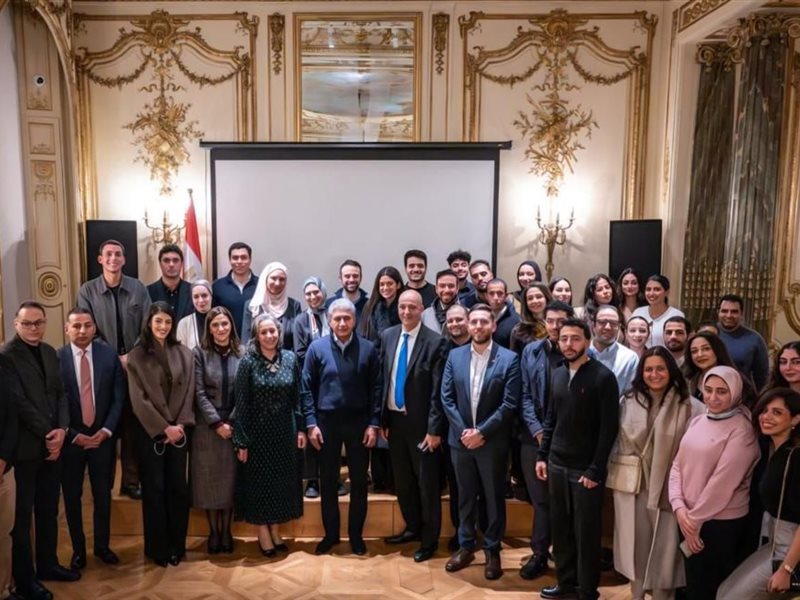 وزير السياحة يعقد