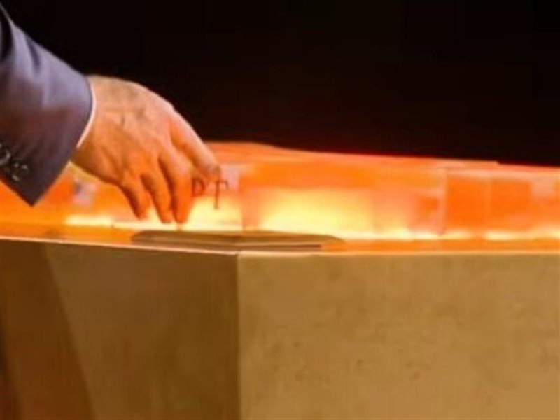 الرئيس السيسي يضع