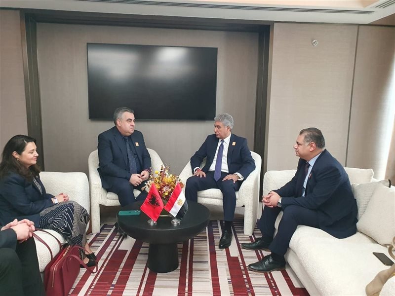 وزير السياحة يبحث