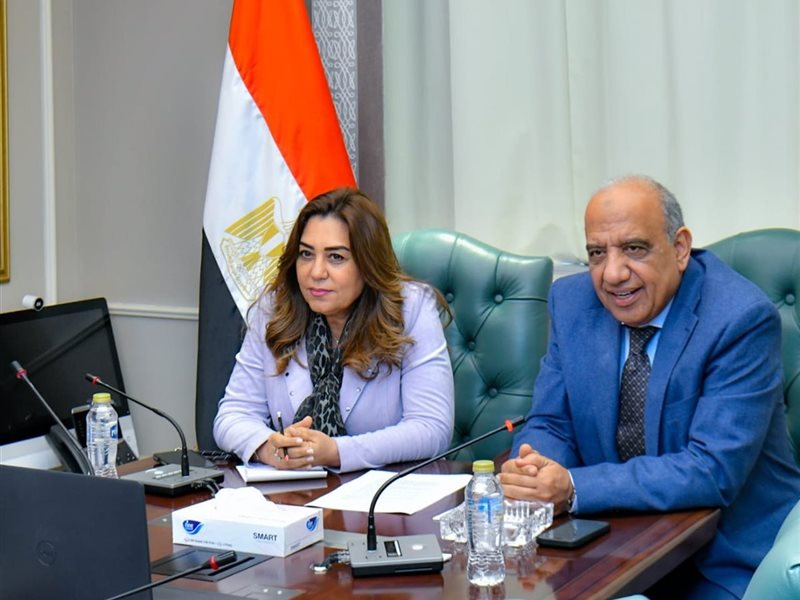 وزير الكهرباء مع